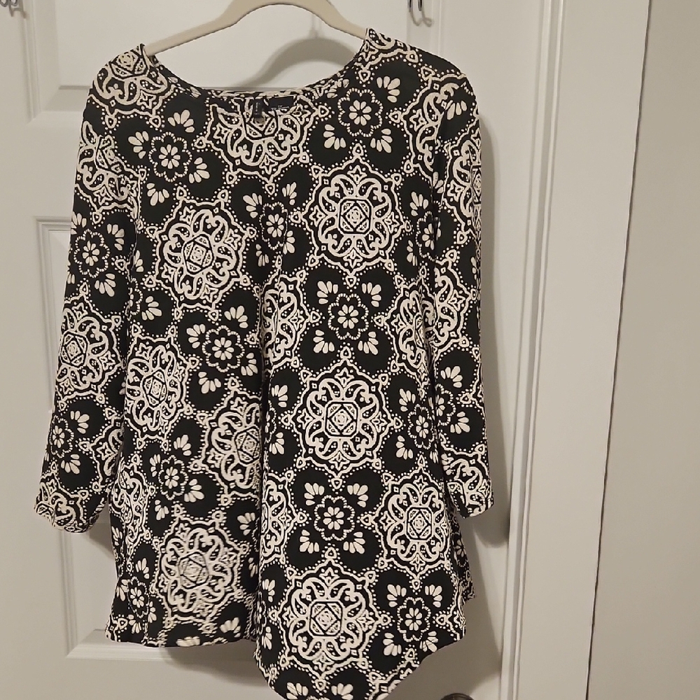 LOW $4.99 SHIPPING. New Directions Black and Cream Patterned Top SIZE XL